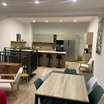 Independante Avec Salle De Bain Privative Dans Maison Renovee Гостевой дом