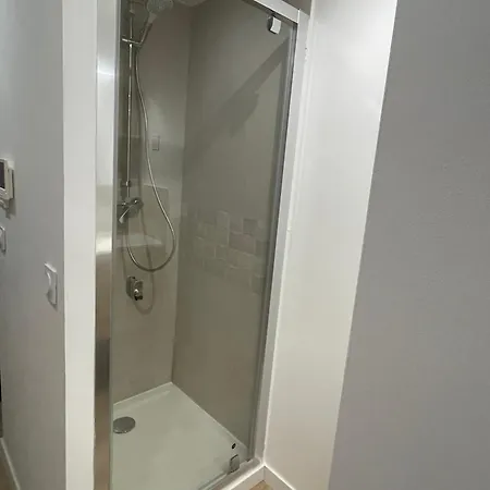 Independante Avec Salle De Bain Privative Dans Maison Renovee *